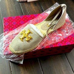 NWT Tory Burch
Eleanor Dorsay logo-plaque espadrilles